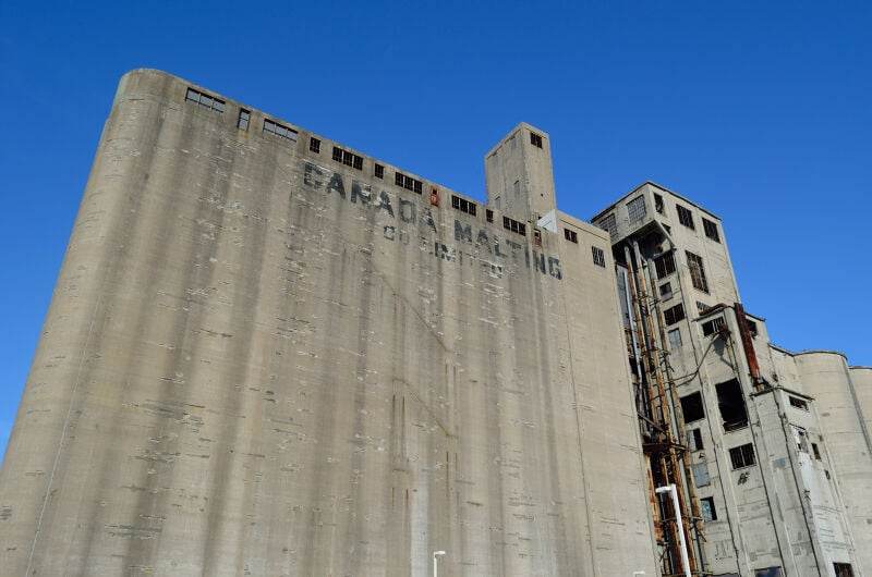 مونتريال: إغلاق شارع سان أمبرواز بعد تقرير يحذر من خطر انهيار وشيك في مبنى Canada Malting