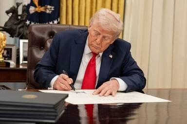 ترامب يوقّع أمراً تنفيذياً لخفض تكاليف الرهن العقاري وتملّك المنازل