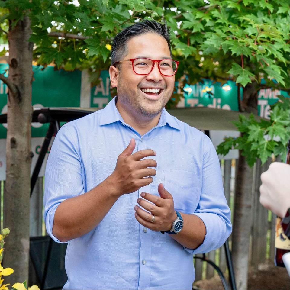 ألفين تيدجو (Alvin Tedjo) يفوز بمنصب عمدة ميسيساغا (Mississauga) متقدما على باريش (Parrish) وكرومبي (Crombie)