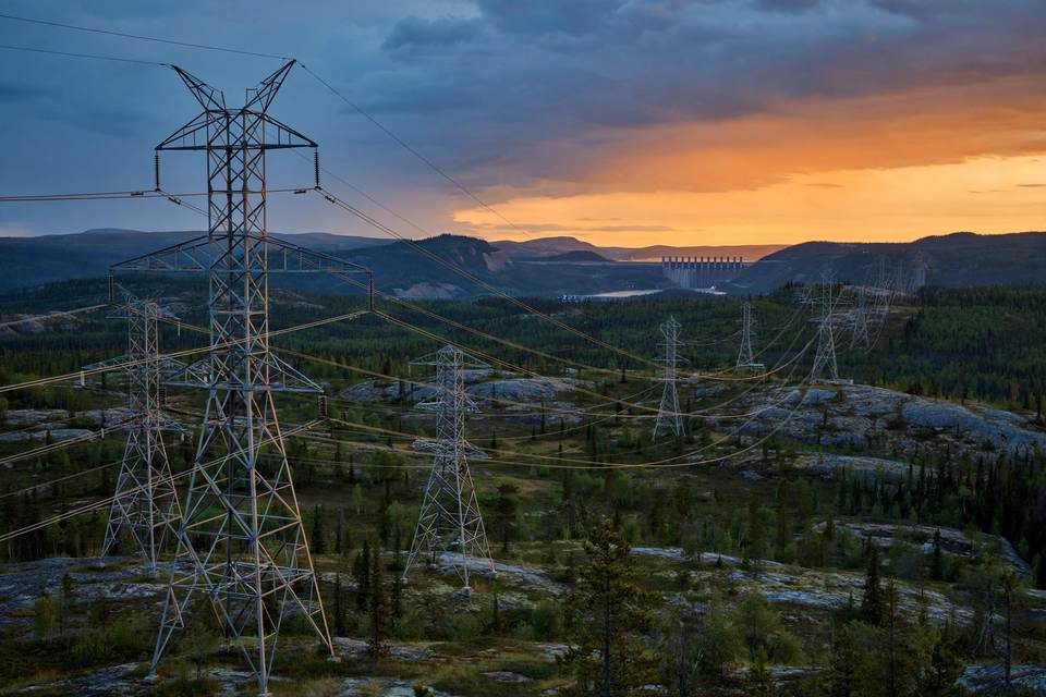 اندماج تاريخي بـ72 مليار دولار بين Emera وCanadian Utilities — أكبر اندماج بين شركتين كنديتين في التاريخ