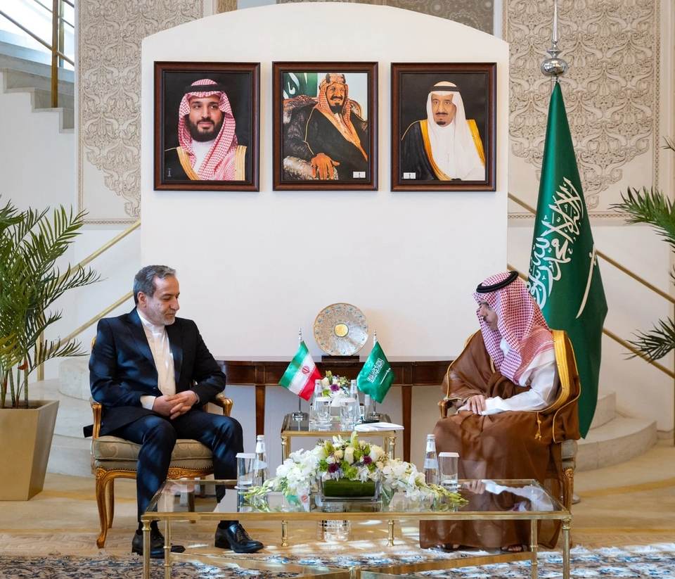 وزير الخارجية السعودي يتلقى اتصالاً من نظيره الإيراني عراقجي لبحث التصعيد الأخير