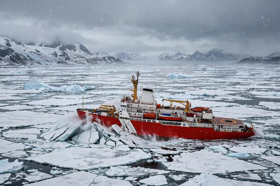 كندا تضع حجر الأساس لكاسحة الجليد القطبية CCGS Imnaryuaq في فانكوفر