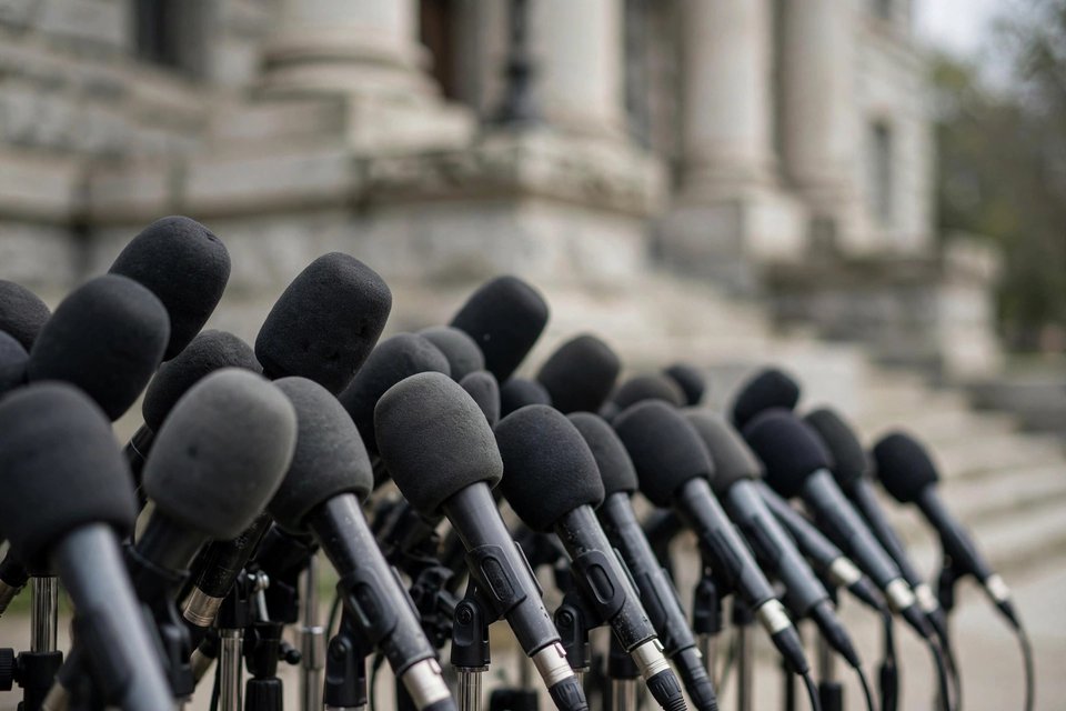 محكمة فيدرالية تبحث اليوم عودة اعتماد صحفيي CNN وMS NOW وPolitico.. وقاضٍ عيّنه ترامب ينظر القضية
